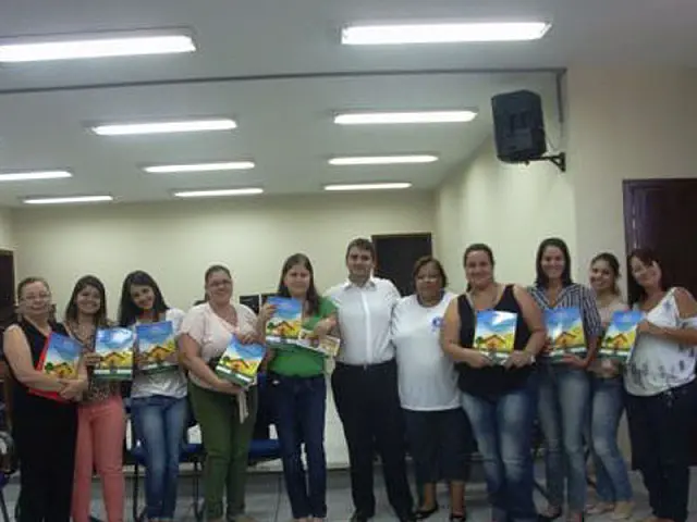 GMDSES entrega exemplar do Projeto De Volta pra Casa
