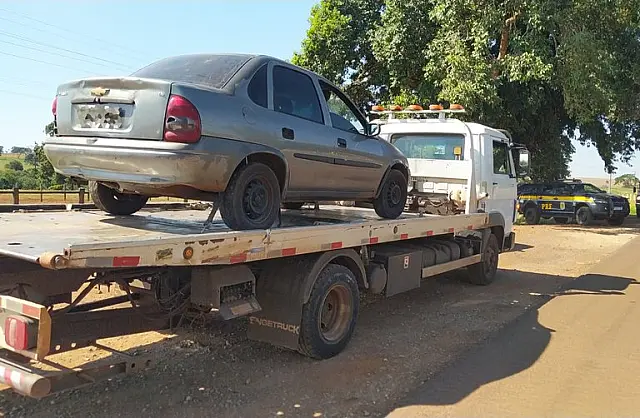 PRF recolhe veículo com mais de 220 multas em Terenos