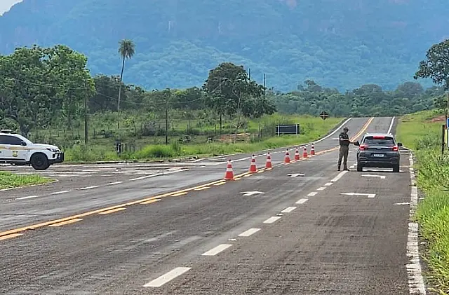 Acidente entre carro e moto deixa motociclista ferido na BR-262