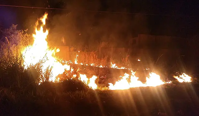Queimada em terreno baldio durante a madrugada assusta bombeiros