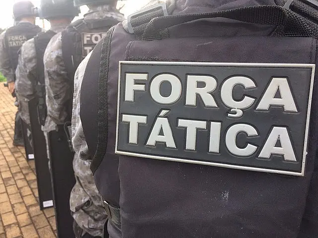 Patrulha identifica veículo suspeito e jovem acaba detido com porção de entorpecente