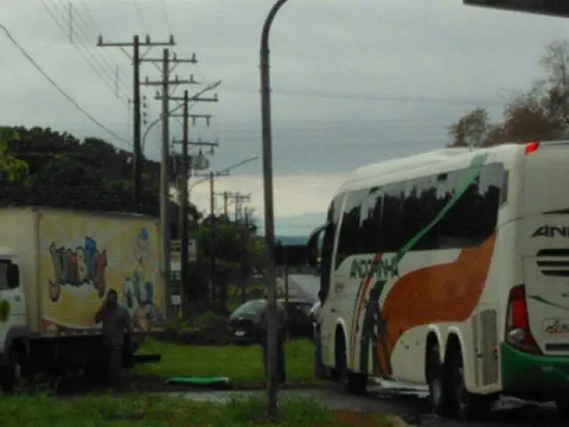 Ônibus colide com caminhão de salgadinhos em Anastácio