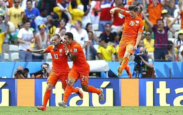 Holanda vira sobre o México no apagar das luzes