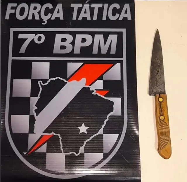Armado com uma faca homem persegue esposa