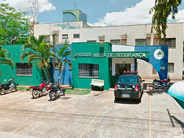 Policial civil é denunciada por levar celular para tio preso em delegacia de Campo Grande