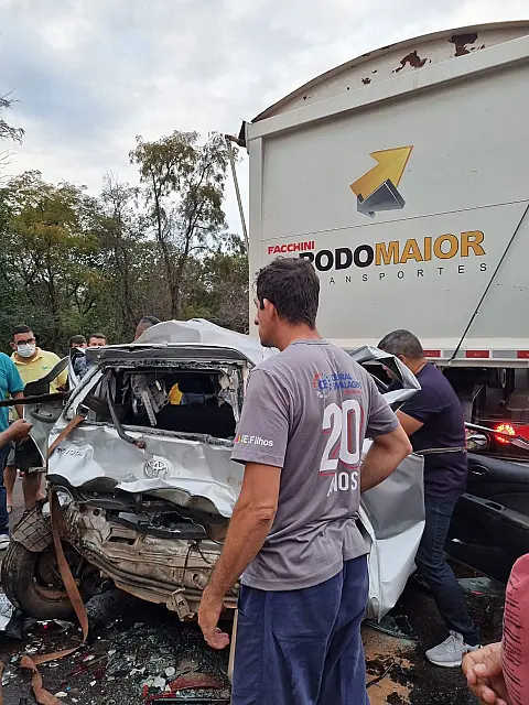 5 pessoas são socorridas com vida após veículo ser destruído em acidente
