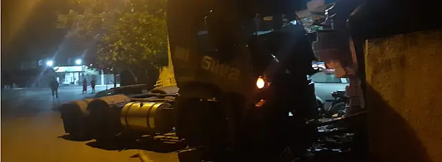 Motorista embriagado perde controle de caminhão, bate em 2 casas e acaba preso em Miranda