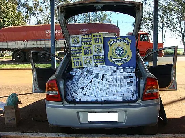 PRF apreende carro com cigarros contrabandeados