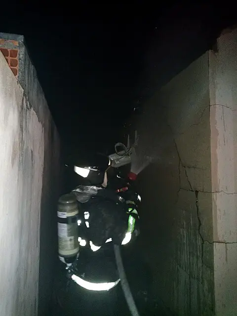 Incêndio destrói residência durante a madrugada na Vila São José