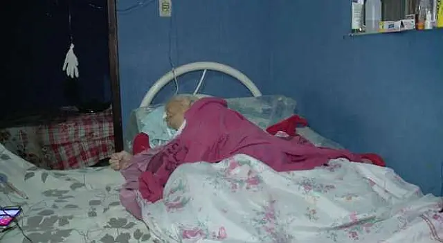 Cuidadora é denunciada por abandonar idosa em meio a fezes