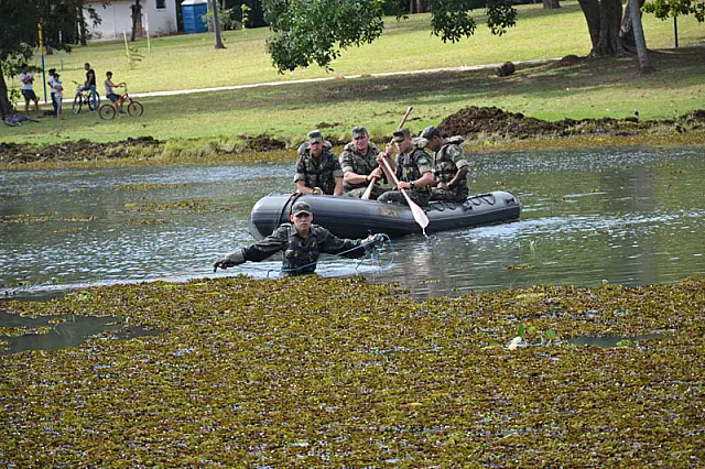 Militares do 9º BE Cmb realizam a limpeza da Lagoa Comprida