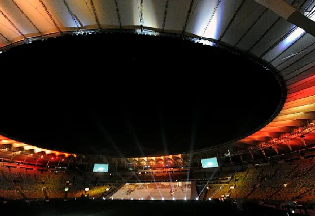 Na volta do Maracanã, operários têm noite feliz e recheada de gols