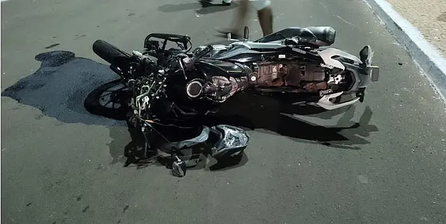 Jovem de 20 anos morre atropelada por motociclista em alta velocidade