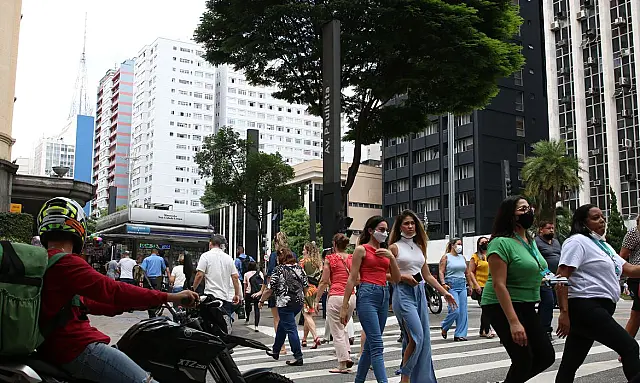Fiocruz: terceira onda provocada pela Ômicron está terminando