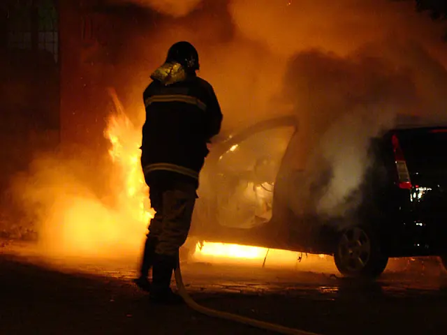 Veículo pega fogo e mobiliza Corpo de Bombeiros