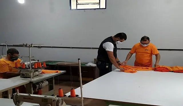 No presídio de Bataguassu, reeducandos estão confeccionando o próprio uniforme