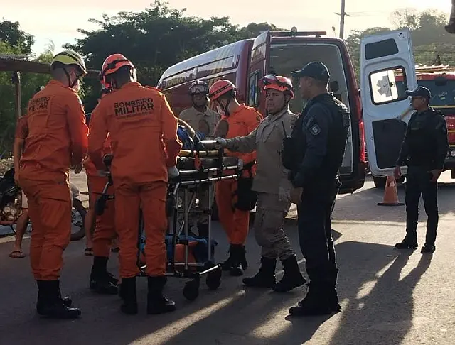 Motociclista fica ferido após colidir na traseira de caminhão estacionado