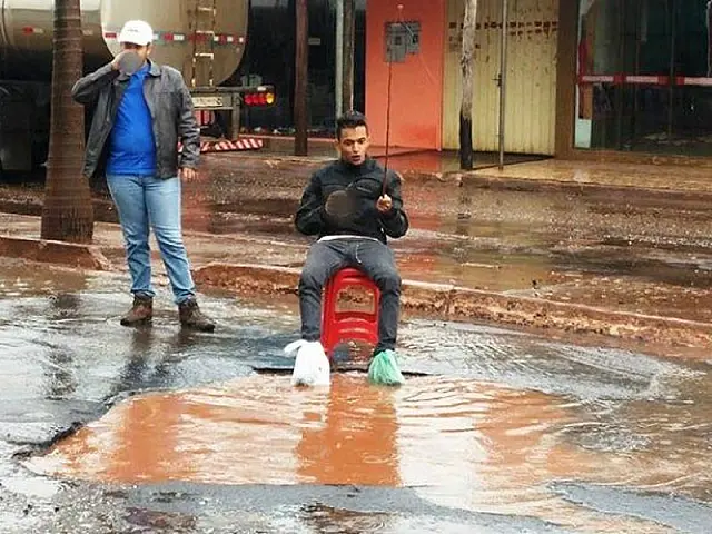 Prefeitura tapa buraco após jovem 'pescar' em local para protestar