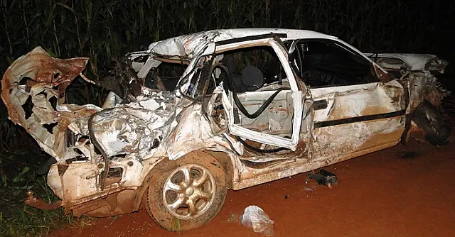 Colisão com carreta mata dois irmãos e deixa um ferido na BR-163