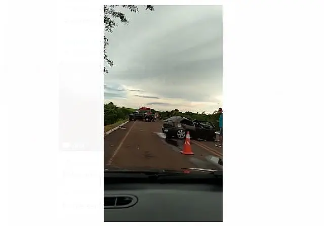 Acidente entre carro e caminhonete interdita pista da MS-162
