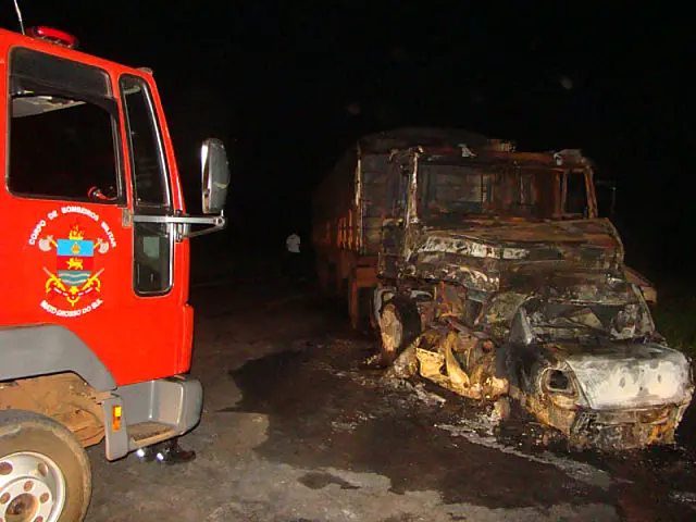 Condutor de veículo morre carbonizado em colisão frontal com carreta na BR-163