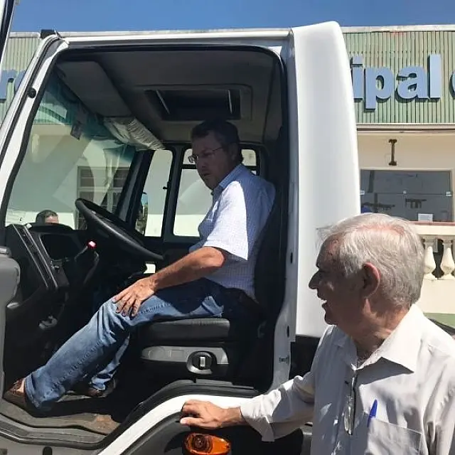 Região pantaneira é contemplada com caminhões-caçambas