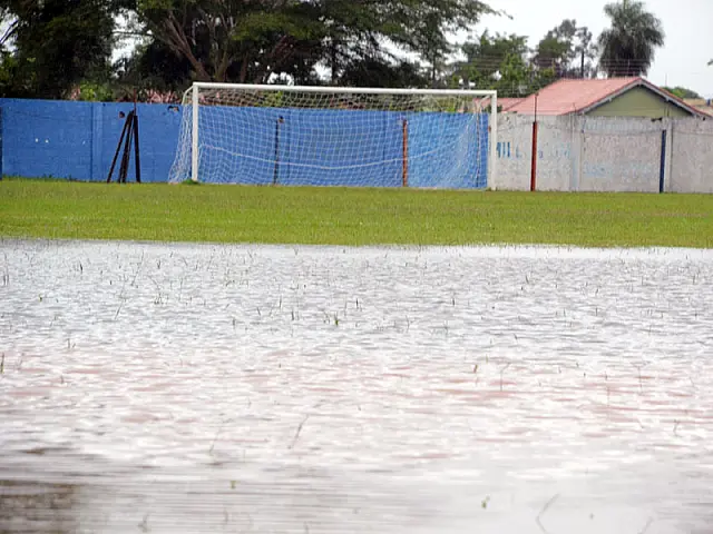 Enchente 2013: com estádio inundado, jogo entre Azulão e Itaporã é adiado