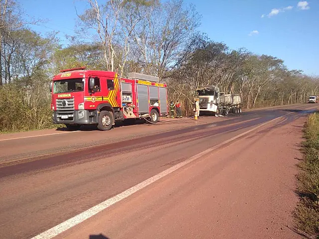 VÍDEO: Bombeiros combatem fogo em carreta
