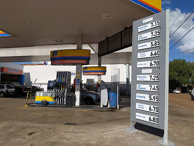 Procon faz batidas em postos e multa por combustível caro pode custar R$ 9 mil