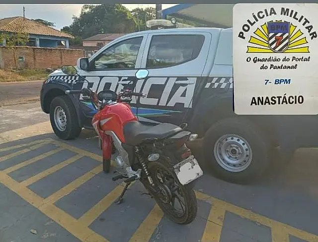 Condutor é flagrado cometendo infrações graves e tem veículo removido em Anastácio