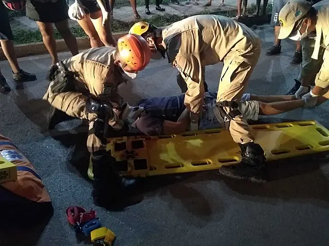 Dois pedestres são atropelados por motorista de Corsa