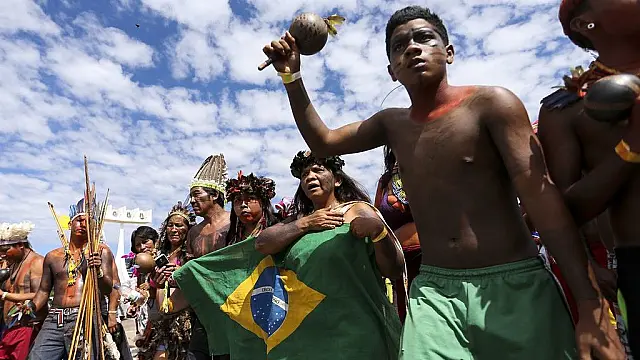 Por direitos, indígenas interditam trânsito na BR-267