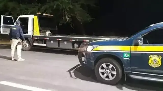 Polícia investiga caso de motorista que aproveitou 'descuido' do guincho e fugiu