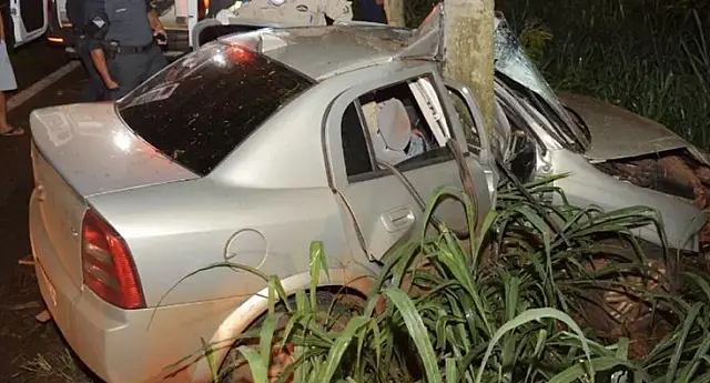 Motorista bate carro em árvore e fica preso às ferragens