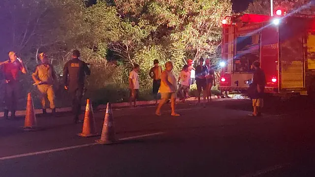 Motorista é resgatado por moradores após cair em rio
