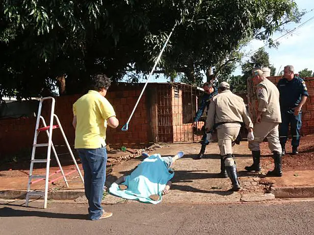 Tenente-coronel morre eletrocutado enquanto colhia manga