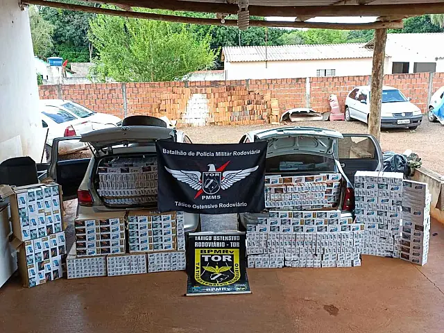 Carro com placas de Aquidauana lotado de cigarros contrabandeados é apreendido