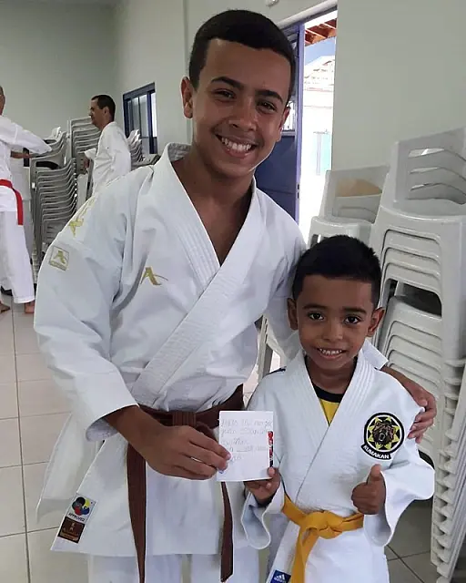 Menino de 6 anos surpreende ao doar mesada para amigo disputar Mundial de Karatê no Chile