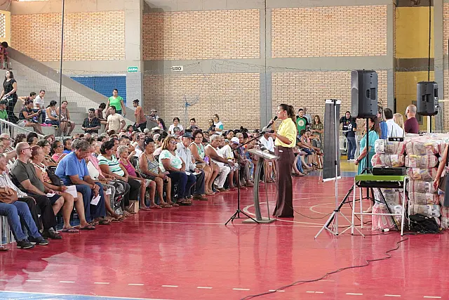 Anastácio entrega cestas básicas a 800 famílias e reforça orientações sobre o Bolsa Família