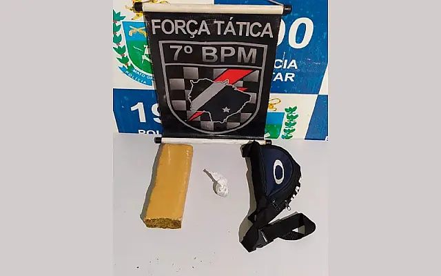 Após denúncia, PM encontra droga enterrada em quintal e três são presos