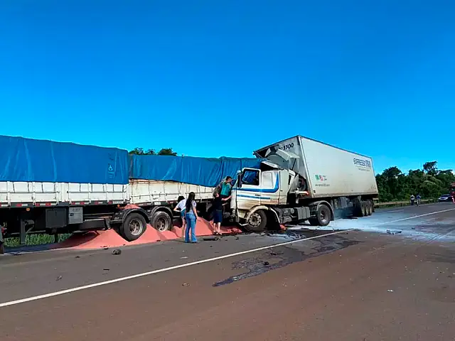 Motorista fica ferido após acidente caminhão e carreta