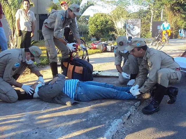 Acidente entre carro e moto deixa mulher ferida