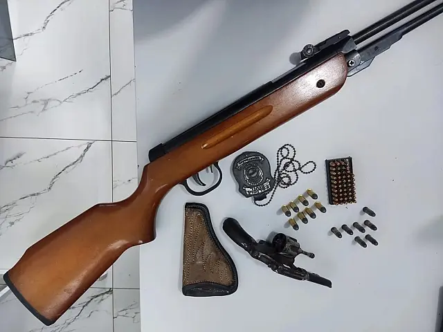 Idoso e preso com armas após fazer ameaça contra a esposa