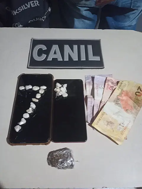 Dupla de jovens é presa em flagrante vendendo drogas em frente a conveniência
