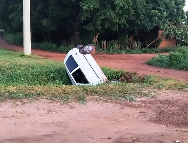 Moradores encontram veículo caído em córrego