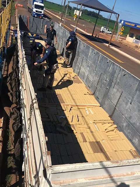 PRF apreende carreta lotada de maconha; droga está sendo pesada