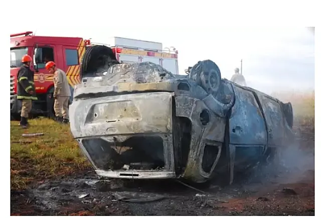 Traficante tenta fugir e capota carro recheado de maconha em MS
