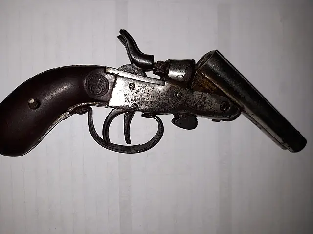 Homem é baleado nos testículos ao manusear arma no distrito de Palmeiras