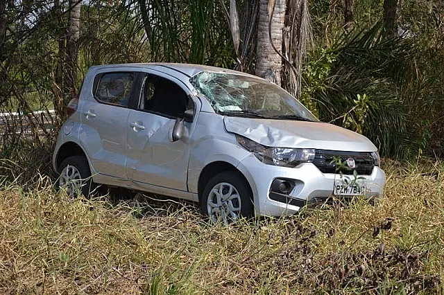 Paraibanas capotam carro a caminho de Bonito, mas continuam viagem