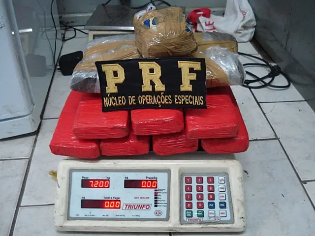 PRF flagra dupla com maconha na BR-262